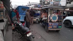 Bihar News- Traffic is blocked by parking tempos at Radharaman Chowk of Bidupur station under Baranti police station area on Hajipur-Jandaha main road

