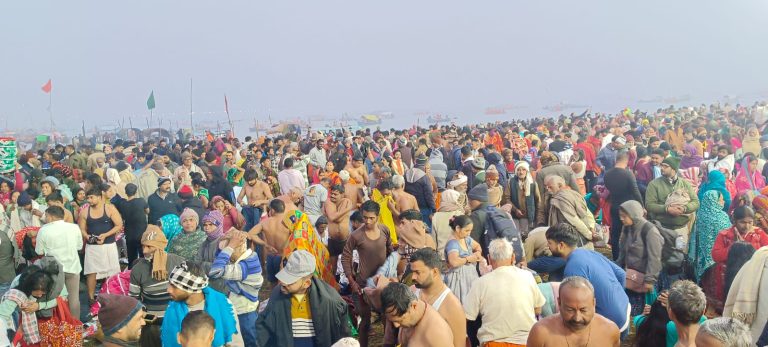 Mahakumbha Nagar Prayagraj News: Confluence of faith on the first bathing festival, a great confluence of faith in Mahakumbh amidst the chants of Har Har Gange