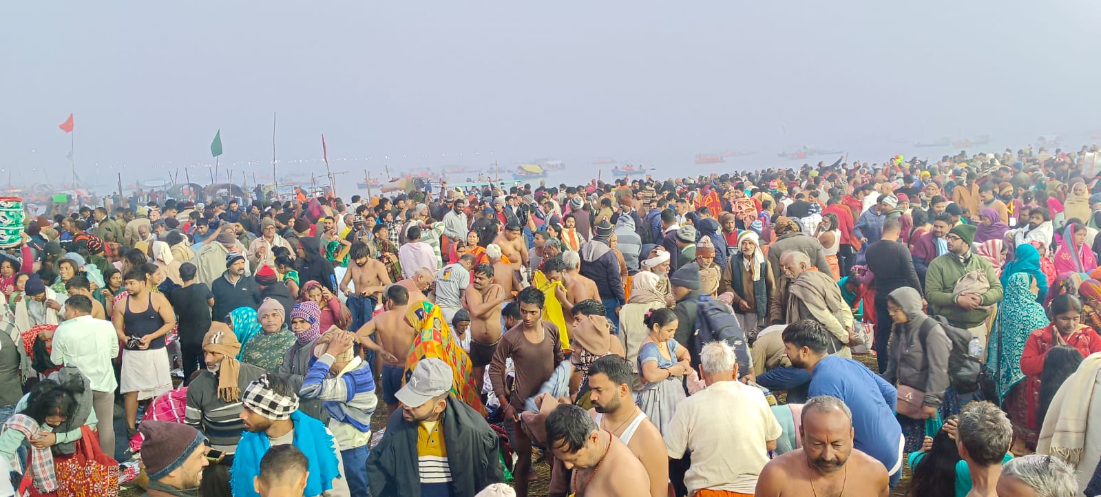 Mahakumbha Nagar Prayagraj News: Confluence of faith on the first bathing festival, a great confluence of faith in Mahakumbh amidst the chants of Har Har Gange