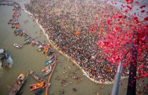 Mahakumbha Nagar Prayagraj News: Yogi government showered flowers on the devotees on the bathing festival of Mahakumbh, overwhelmed devotees said - Jai Shri Ram  