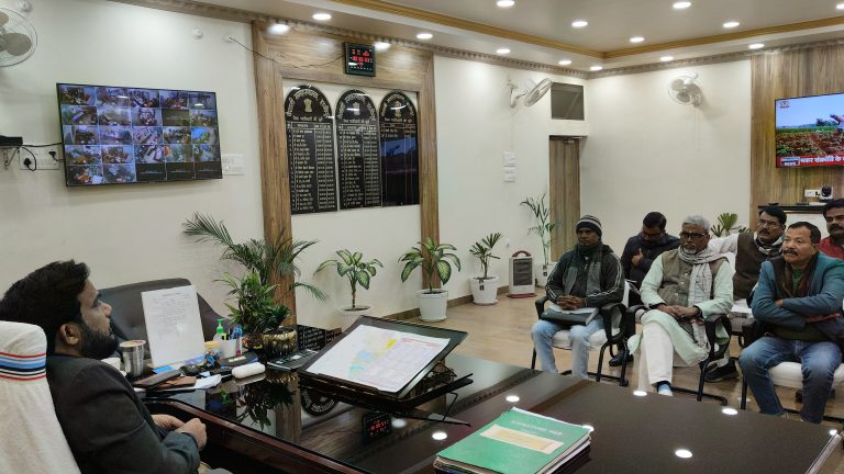 Bihar News-District Magistrate held a meeting with theatre artists for the upliftment of Vaishali Kala Manch