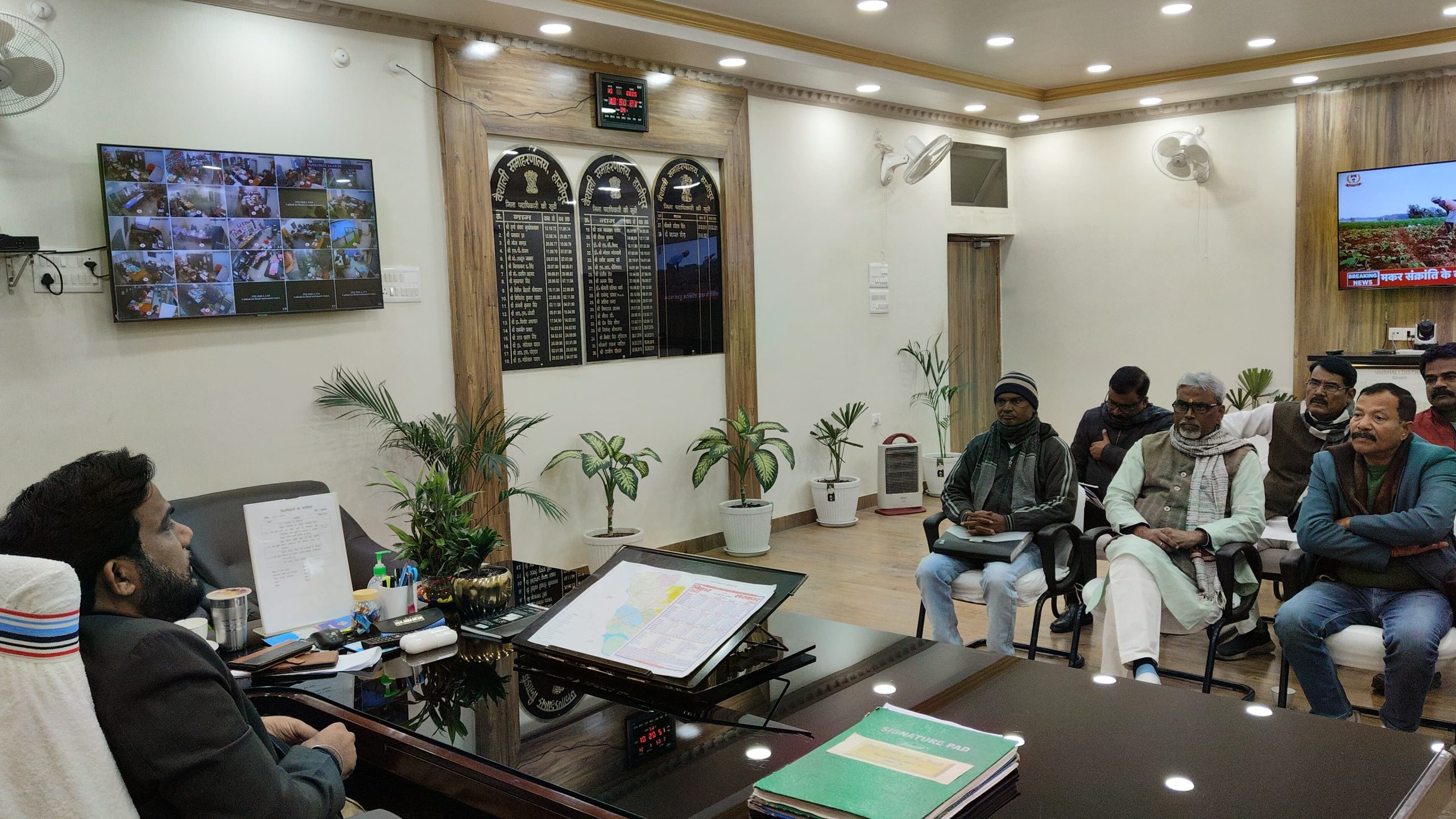 Bihar News-District Magistrate held a meeting with theatre artists for the upliftment of Vaishali Kala Manch