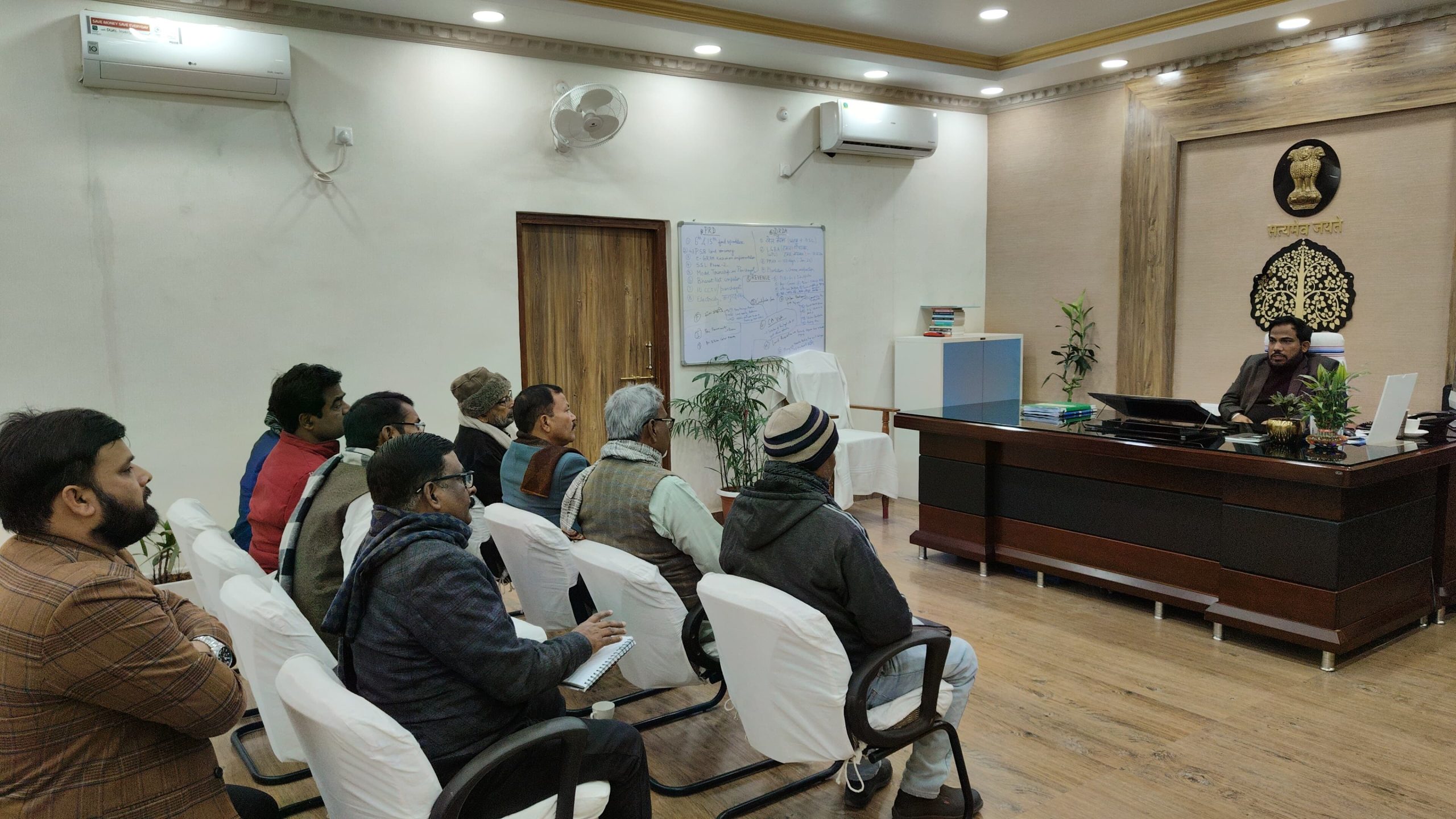 Bihar News- District Magistrate held a meeting for the conservation and beautification of Baraila Lake