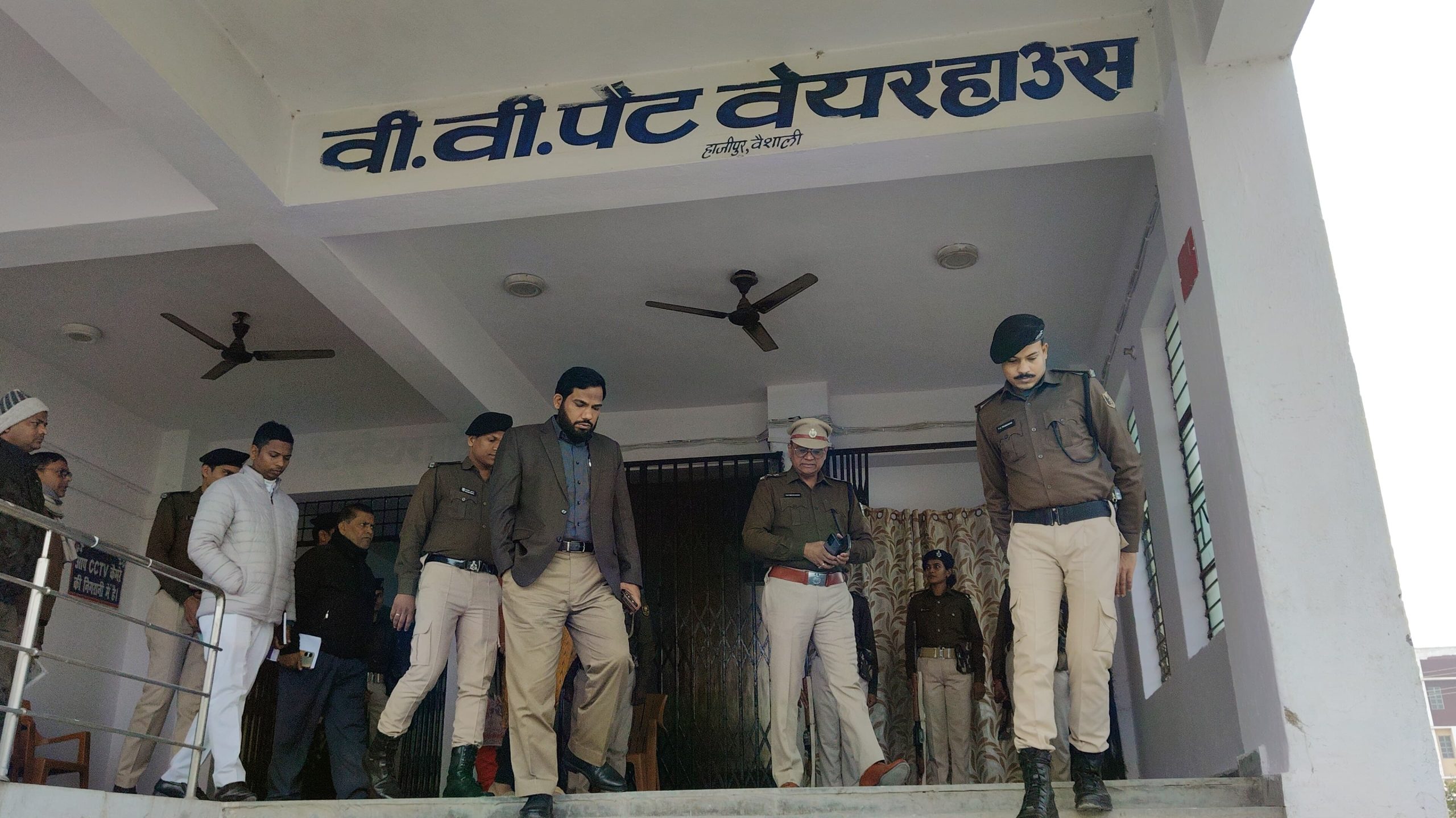 Bihar News-DM and SP jointly inspected the EVM warehouse.