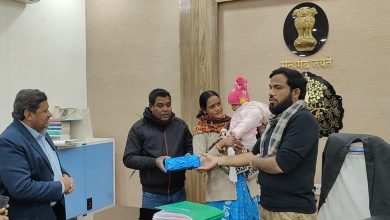 Bihar News-District Magistrate Mr. Yashpal Meena today handed over a ten-month-old girl child living in the Special Adoption Institute, Hajipur to a couple from Nadia district of West Bengal