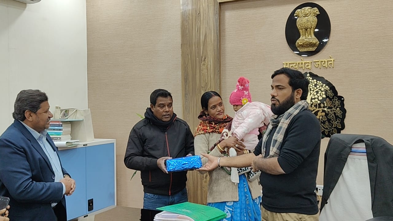 Bihar News-District Magistrate Mr. Yashpal Meena today handed over a ten-month-old girl child living in the Special Adoption Institute, Hajipur to a couple from Nadia district of West Bengal