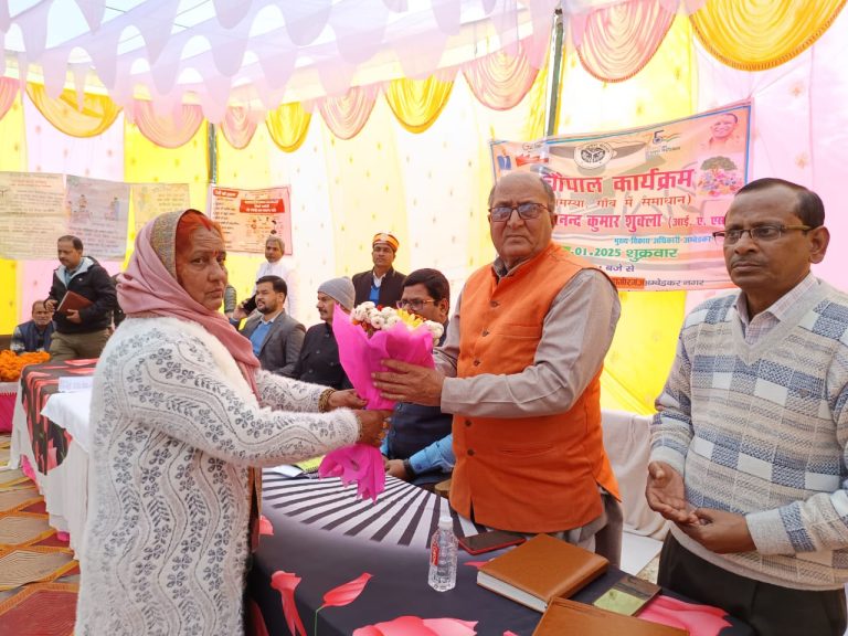 Ambedkar Nagar News: Problems were heard in the Chaupal, blankets were distributed to the villagers by the village head Durgavati Pathak