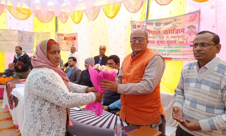 Ambedkar Nagar News: Problems were heard in the Chaupal, blankets were distributed to the villagers by the village head Durgavati Pathak