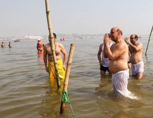 Mahakumbha Nagar Prayagraj News: Union Defense Minister Rajnath Singh and MP Sudhanshu Trivedi took a holy dip in the holy confluence in Mahakumbh