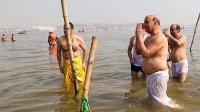 Mahakumbha Nagar Prayagraj News: Union Defense Minister Rajnath Singh and MP Sudhanshu Trivedi took a holy dip in the holy confluence in Mahakumbh