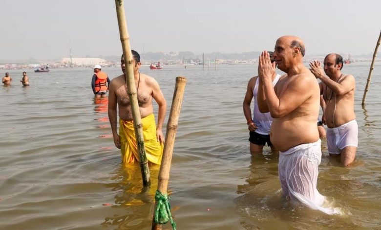 Mahakumbha Nagar Prayagraj News: Union Defense Minister Rajnath Singh and MP Sudhanshu Trivedi took a holy dip in the holy confluence in Mahakumbh
