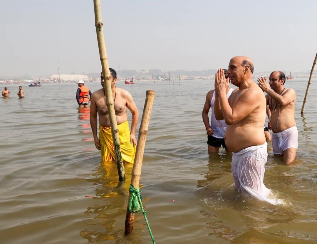 Mahakumbha Nagar Prayagraj News: Union Defense Minister Rajnath Singh and MP Sudhanshu Trivedi took a holy dip in the holy confluence in Mahakumbh