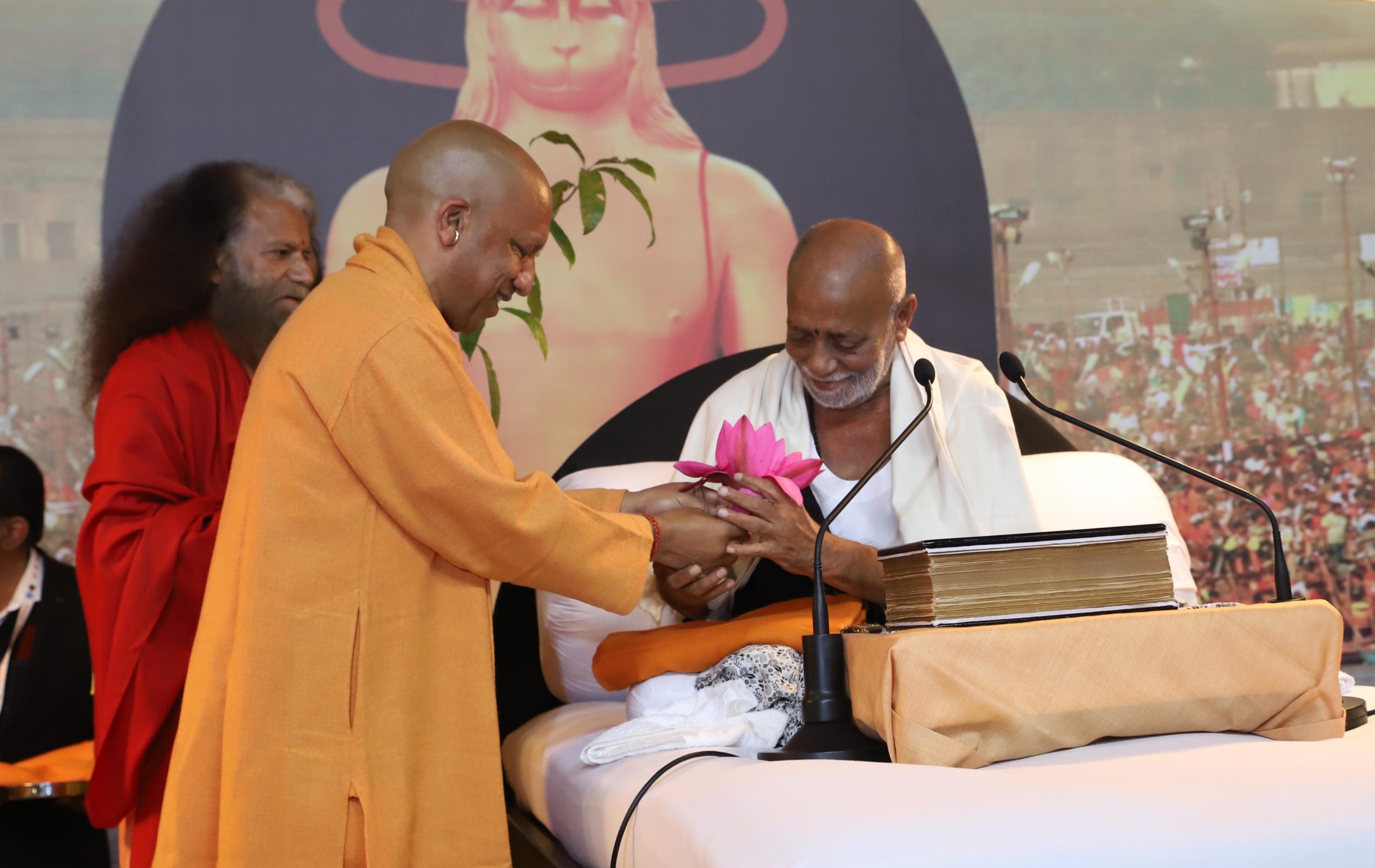 Mahakumbha Nagar Prayagraj News: Chief Minister Yogi who reached Morari Bapu's story going on in Swami Chidanand's camp was greeted by the public along with saints