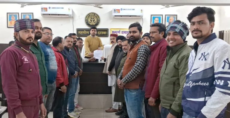 Etawah News: The Industry Trade Delegation handed over an 11-point memorandum addressed to the Union Finance Minister to the District Magistrate
