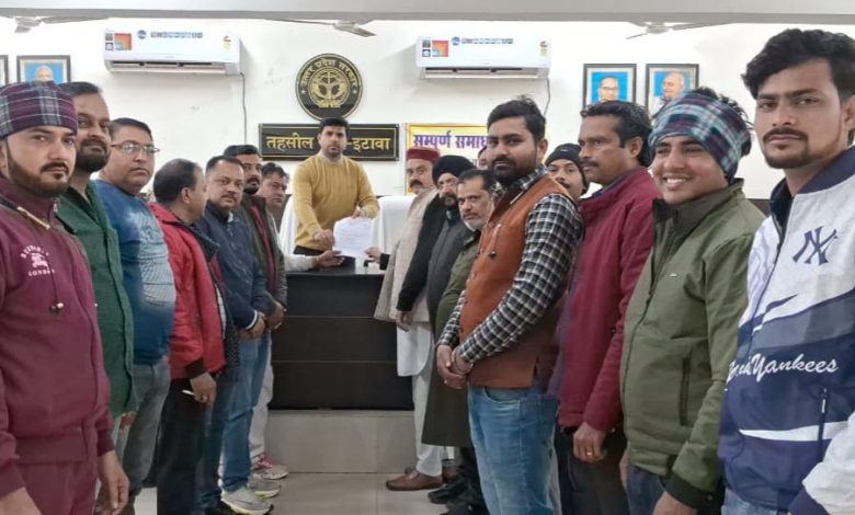 Etawah News: The Industry Trade Delegation handed over an 11-point memorandum addressed to the Union Finance Minister to the District Magistrate