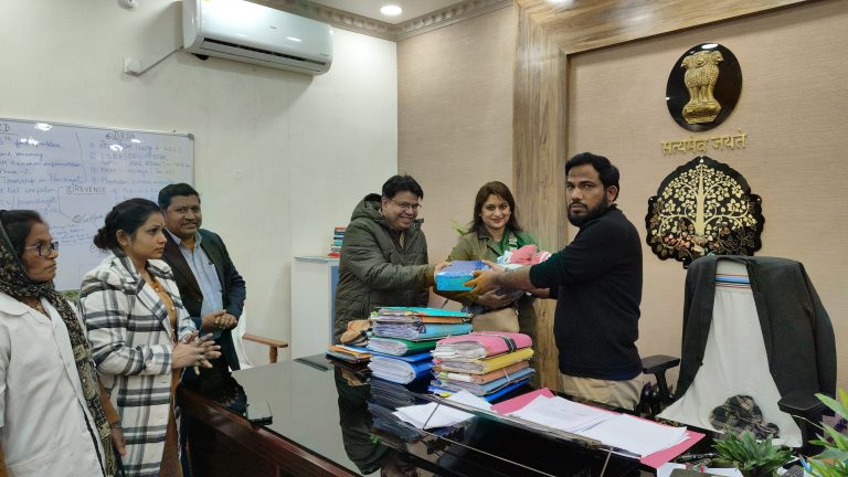 Bihar News-District Magistrate Mr. Yashpal Meena today handed over a two and a half month old girl child residing in Vishisht Adoption Institute, Hajipur to a Bengali couple working in Mumbai for pre-adoption foster care