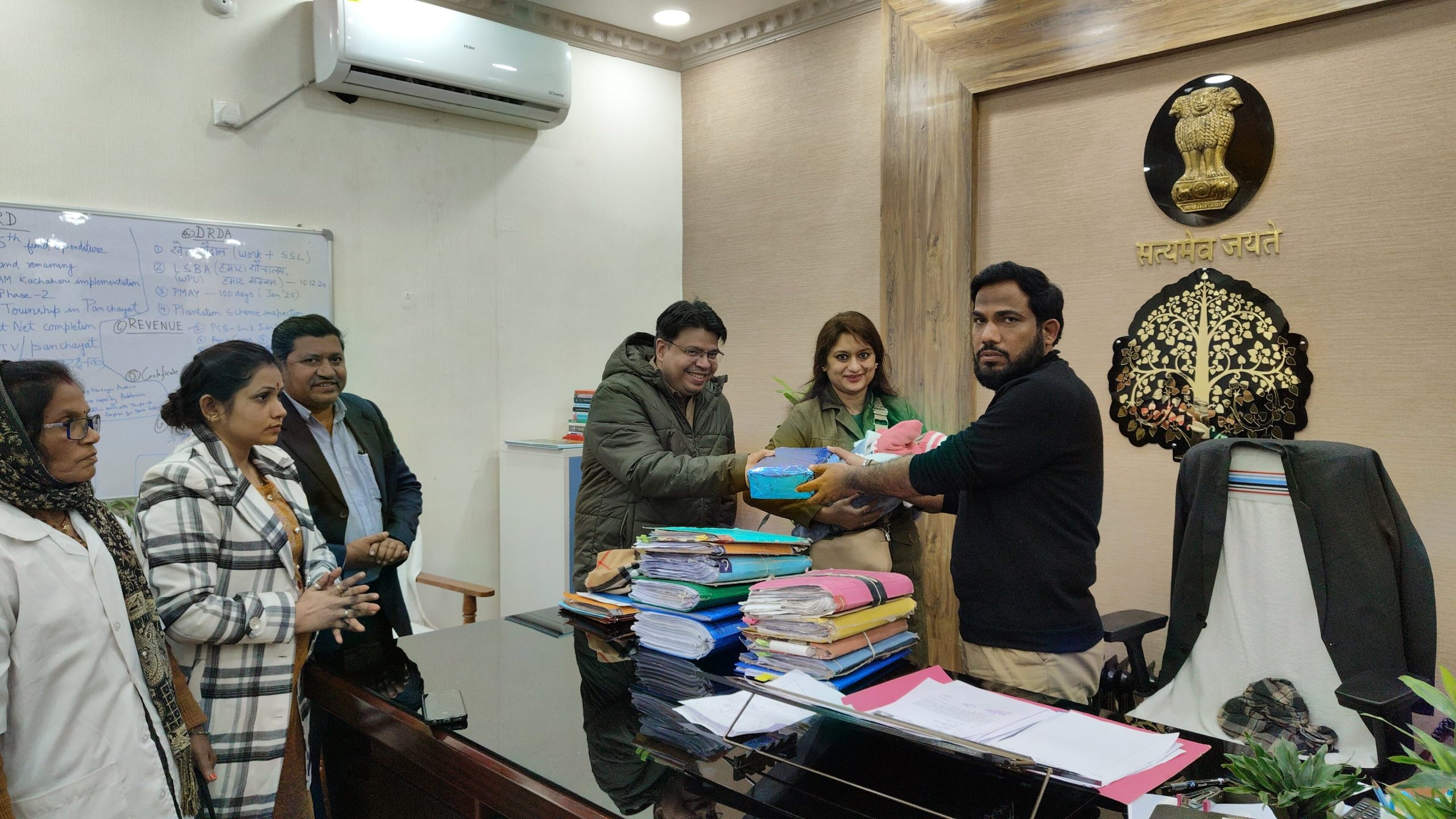 Bihar News-District Magistrate Mr. Yashpal Meena today handed over a two and a half month old girl child residing in Vishisht Adoption Institute, Hajipur to a Bengali couple working in Mumbai for pre-adoption foster care
