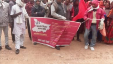 Bihar News- Hundreds of male and female workers of CPIML staged a sit-in/demonstration in front of the Jandaha block headquarters