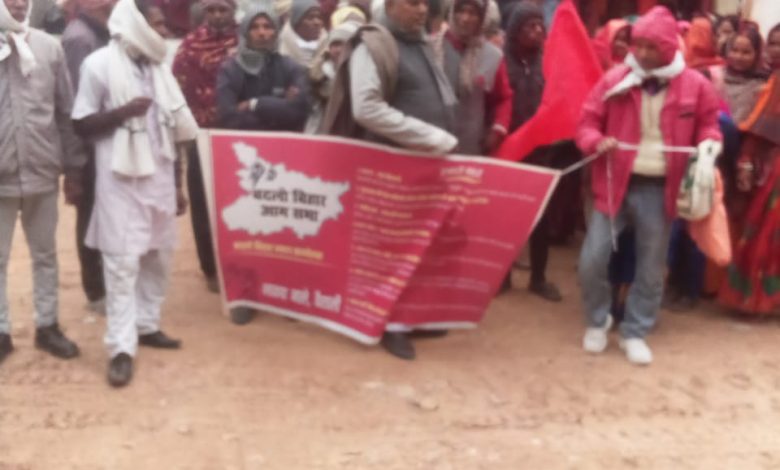 Bihar News- Hundreds of male and female workers of CPIML staged a sit-in/demonstration in front of the Jandaha block headquarters