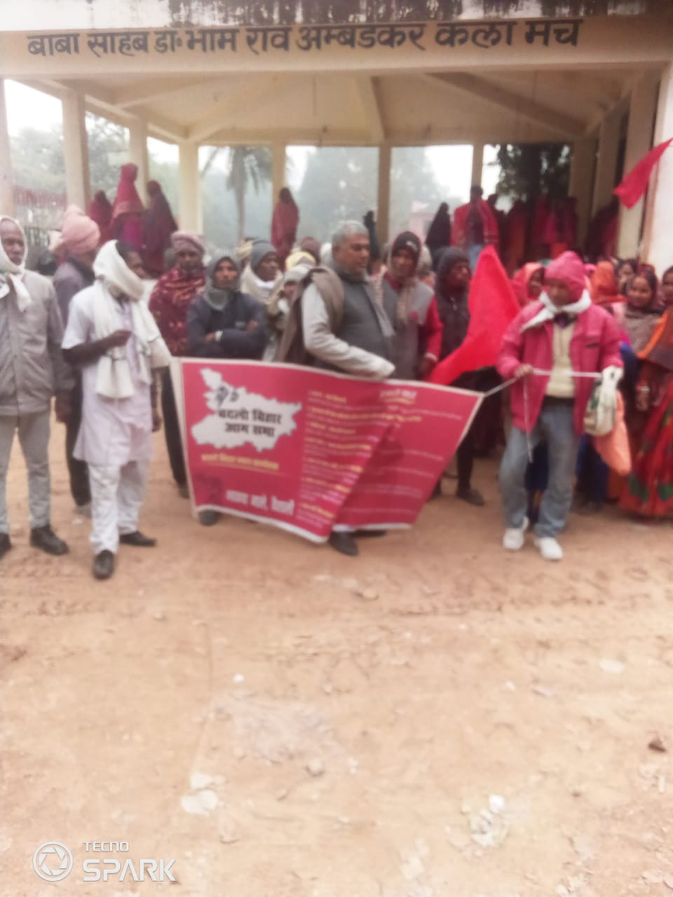 Bihar News- Hundreds of male and female workers of CPIML staged a sit-in/demonstration in front of the Jandaha block headquarters