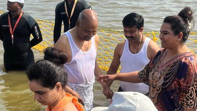Mahakumbha Nagar Prayagraj News: Former President Ram Nath Kovind and Dr. Kumar Vishwas took a dip in the Sangam