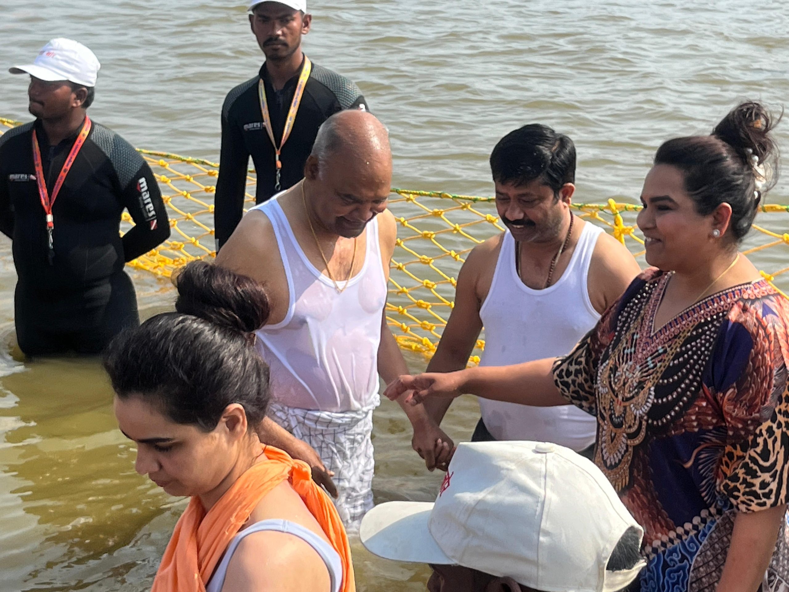 Mahakumbha Nagar Prayagraj News: Former President Ram Nath Kovind and Dr. Kumar Vishwas took a dip in the Sangam
