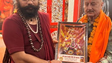 Mahakumbha Nagar Prayagraj News: Famous actor Padma Shri Anupam Kher took a dip in Sant Seva Sangam and had darshan of Hanuman ji