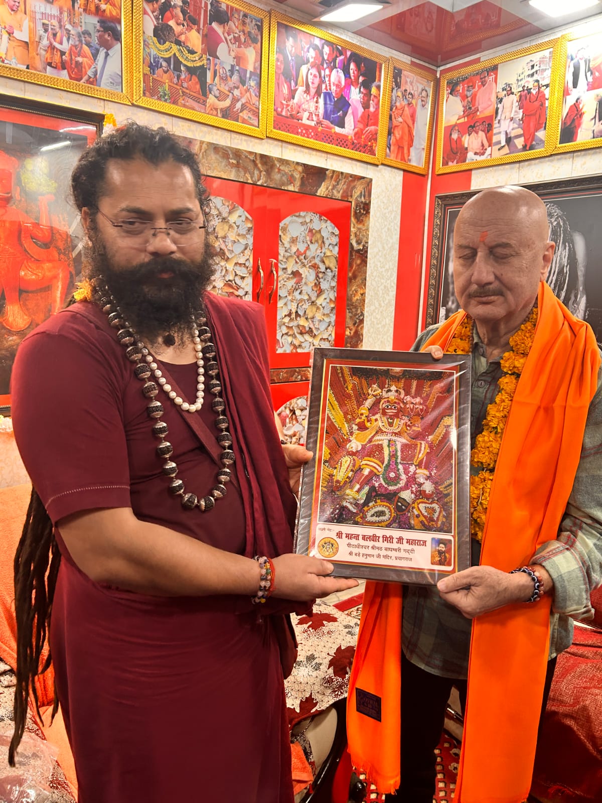 Mahakumbha Nagar Prayagraj News: Famous actor Padma Shri Anupam Kher took a dip in Sant Seva Sangam and had darshan of Hanuman ji