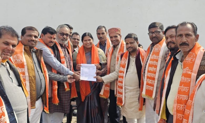 Etawah News: All India Industry Trade Board gave a memorandum to Sadar MLA Sarita Bhadoria regarding 16 point demands