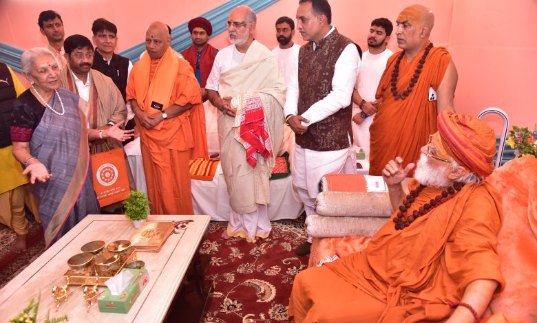Mahakumbha Nagar Prayagraj News: UP Governor had a cordial meeting with Kashrni Peethadhishwar Shri Sharananand Ji Maharaj, Shri Govinddev Giri Ji and Shri Ramesh Bhai Ojha Ji.