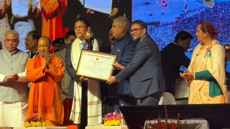 Agra News: Vice President gave the award of excellence in the field of handicrafts to two brothers of Tajnagri