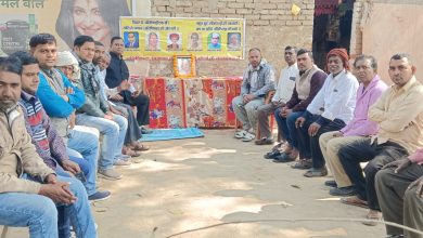 Bihar News- Bharat Ratna, Jananayak, former Chief Minister Karpuri Thakur's 101st birth anniversary was celebrated with reverence. People of the backward class remembered Karpuri Thakur ji and offered flowers and garlands on his portrait.