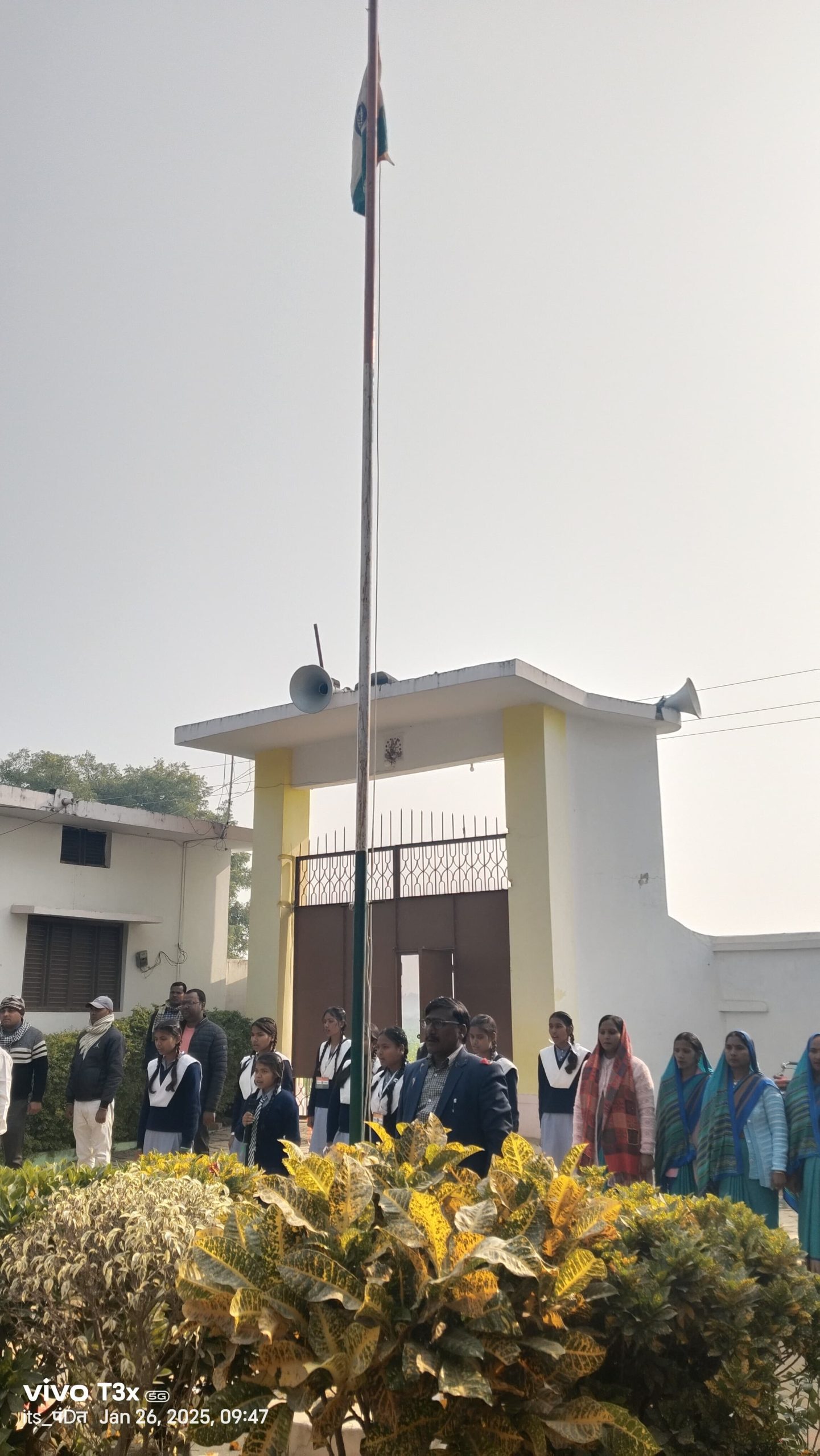 Ambedkar Nagar News 76th Republic Day was celebrated with great pomp in Dr. Ram Manohar Lohia Itauri Bujurg Inter College