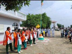 Ambedkar Nagar News 76th Republic Day was celebrated with great pomp at Shri Tej Pratap Memorial Girls Inter College, Digital Library Maharampur
