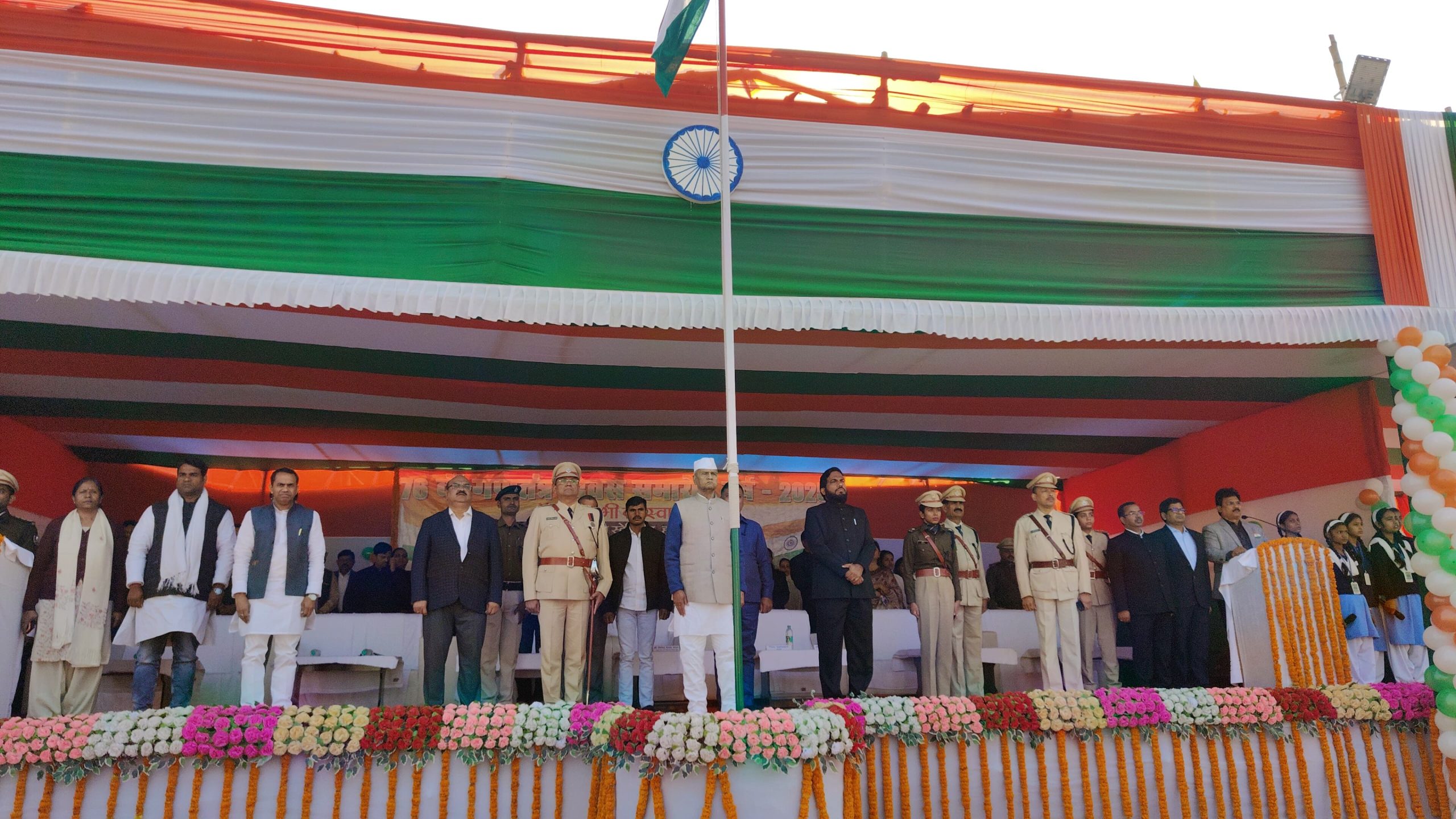 Bihsr News-The main celebration of 76th Republic Day in Hajipur was held at Akshayvat Rai Stadium