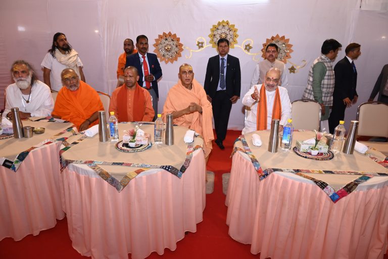 Mahakumbha Nagar Prayagraj News: Home Minister Amit Shah took blessings of Shankaracharyas of Sringeri, Puri and Dwarka Peeth
