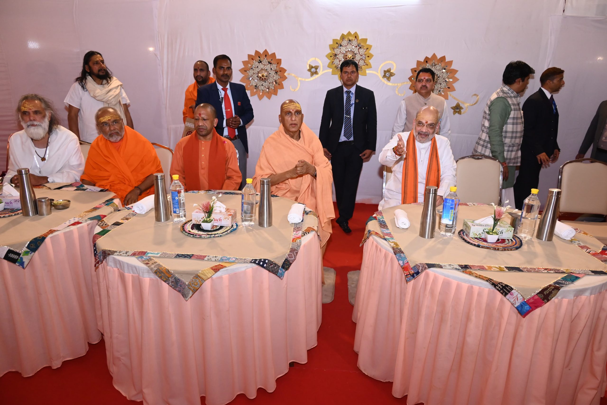 Mahakumbha Nagar Prayagraj News: Home Minister Amit Shah took blessings of Shankaracharyas of Sringeri, Puri and Dwarka Peeth