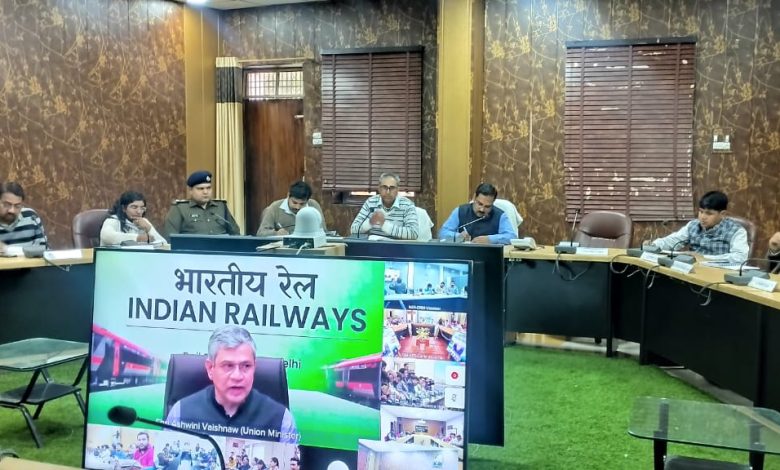 Agar News: Railway Minister monitored the trains running from Prayagraj from the war room, emphasized on passenger facilities and cleanliness