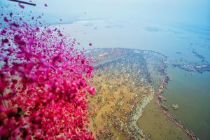 Mahakumbha Nagar Prayagraj News: On the occasion of Basant Panchami, the last Amrit Snan festival by the Yogi government, flower shower was done from helicopter on all the ghats and akhadas
