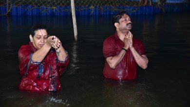 Mahakumbha Nagar Prayagraj News: UP Cabinet Minister Nand Gopal Gupta and former Mayor Abhilasha Gupta took a holy dip in the Sangam for public welfare