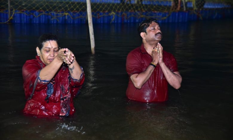 Mahakumbha Nagar Prayagraj News: UP Cabinet Minister Nand Gopal Gupta and former Mayor Abhilasha Gupta took a holy dip in the Sangam for public welfare