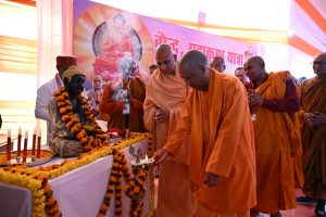 Mahakumbha Nagar Prayagraj News: CM Yogi inaugurated the Buddhist Maha Kumbh Yatra and said that Hindus and Buddhists are branches of the same banyan tree
