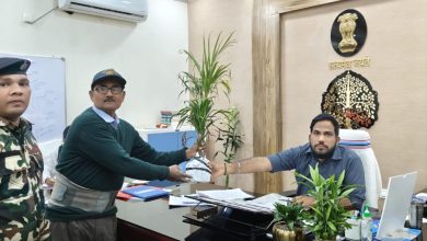 Bihar News-Retired Captain Mahendra Rai, brand ambassador of Jal Jeevan Hariyali Yojana, a resident of Rajapakar block area, presented a tree to District Officer Yashpal Meena in his office room today on Friday.