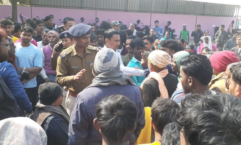Bihar News- Dozens of Dalit and Mahadalit men and women from Chakrajo village, located east of the school, created a ruckus demanding a path in the premises of the Higher Secondary School, Rajapakar.