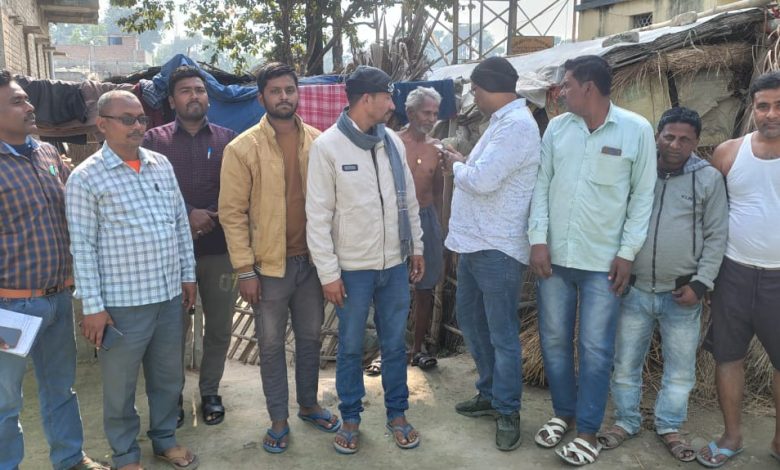 Bihar News- Under the Pradhan Mantri Awas Yojana, geo tagging work of homeless people in various panchayats of Rajapak block area is being done by the housing assistant.