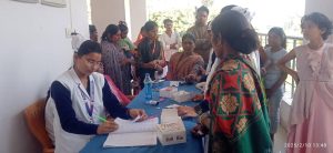 Bihar News-Rajapakar --- Under the Pradhan Mantri Janani Suraksha Yojana, 50 pregnant mothers were examined and medicines were distributed in the premises of the Community Health Center, Rajapakar.