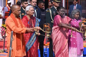 Mahakumbha Nagar Prayagraj News: In Mahakumbh, President Draupadi Murmu took the holy bath in Triveni Sangam with full devotion and faith.

 