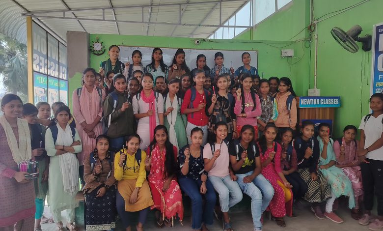 Bihar News-Rajapakar-- Farewell felicitation ceremony was organized for the students who appeared for matriculation examination from Bihar Board in the premises of Newton Classes located at Bhubaneshwar Chowk of the block area.