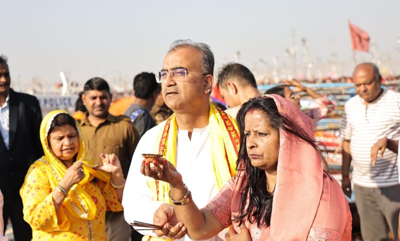 Mahakumbha Nagar Prayagraj News: Bihar minister Mangal Pandey took a holy bath in Sangam