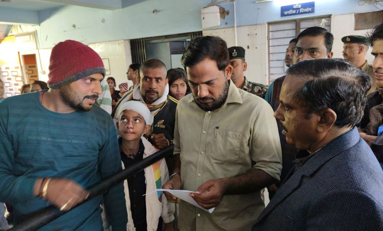 Bihar News-When the District Magistrate himself went to the counter with a patient's prescription and got the medicine